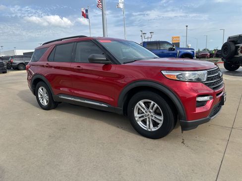 Used 2022 Ford Explorer XLT w/ Equipment Group 202A RWD image 6