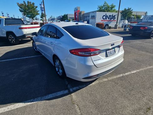 Used 2017 Ford Fusion SE w/ Fusion SE Technology Package image 6