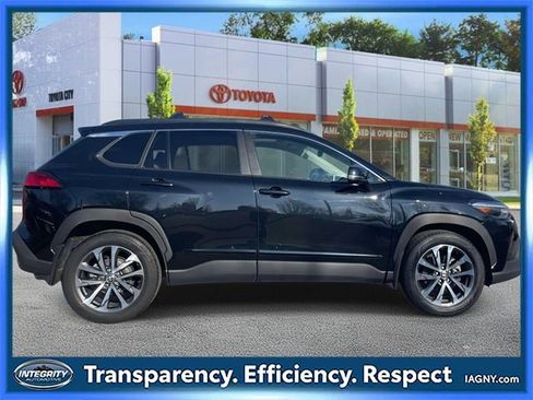 Certified 2023 Toyota Corolla Cross XLE image 5