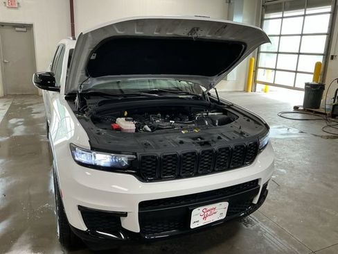 Used 2024 Jeep Grand Cherokee L Limited w/ Black Appearance Package AWD/4WD image 11