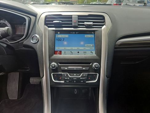 Used 2018 Ford Fusion SE w/ Fusion SE Technology Package FWD image 19