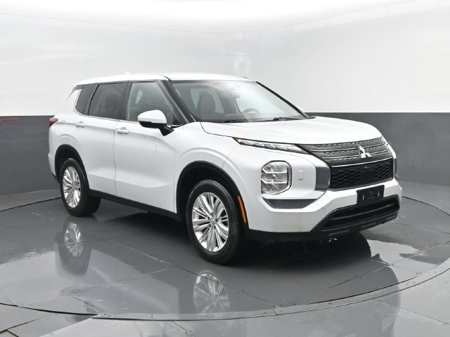 Used 2024 Mitsubishi Outlander ES AWD/4WD image 3