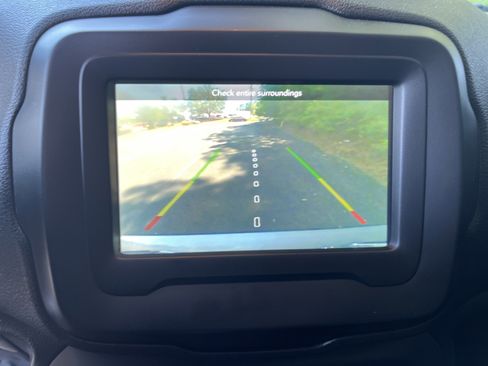 Used 2018 Jeep Renegade Latitude FWD image 15