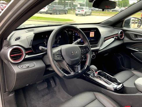 Used 2025 Chevrolet Trax RS FWD image 18