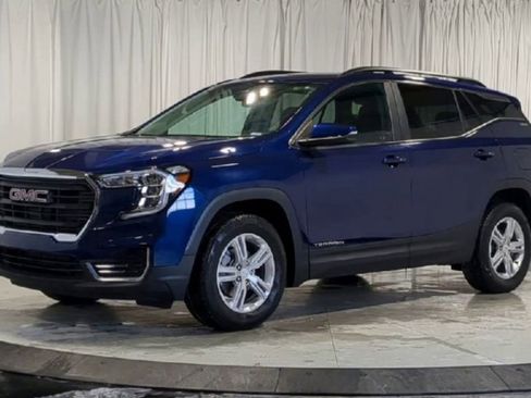 Used 2022 GMC Terrain SLE w/ Driver Convenience Package image 4