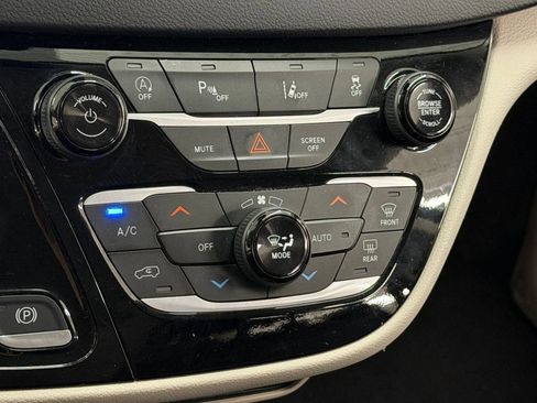 Used 2023 Chrysler Pacifica Touring-L FWD image 16