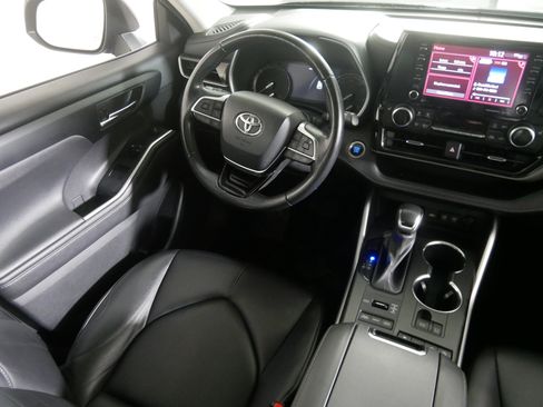 Used 2021 Toyota Highlander XLE image 9