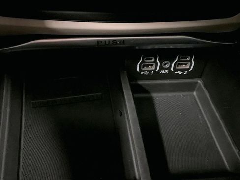 Used 2023 Chrysler Pacifica Limited image 32