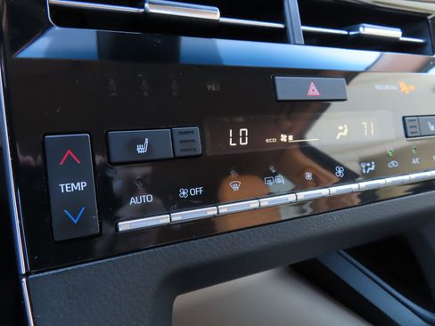 Used 2021 Toyota Avalon XLE image 23