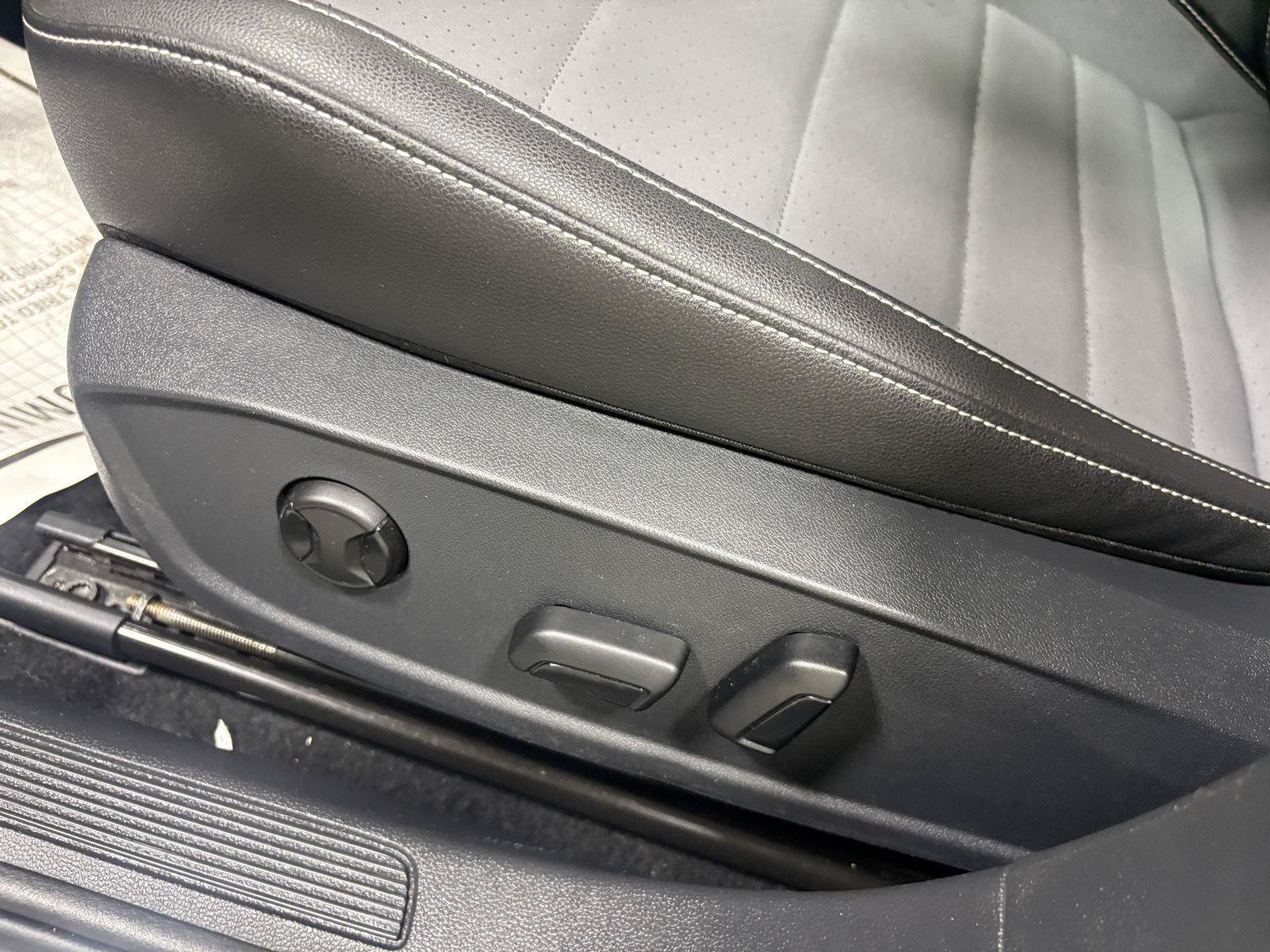Used 2025 Volkswagen Jetta SE FWD image 15