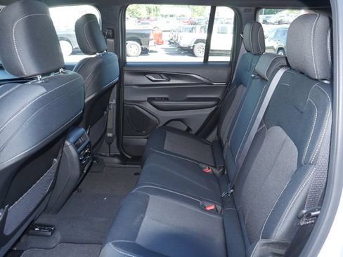 Used 2025 Jeep Grand Cherokee Laredo AWD/4WD image 21