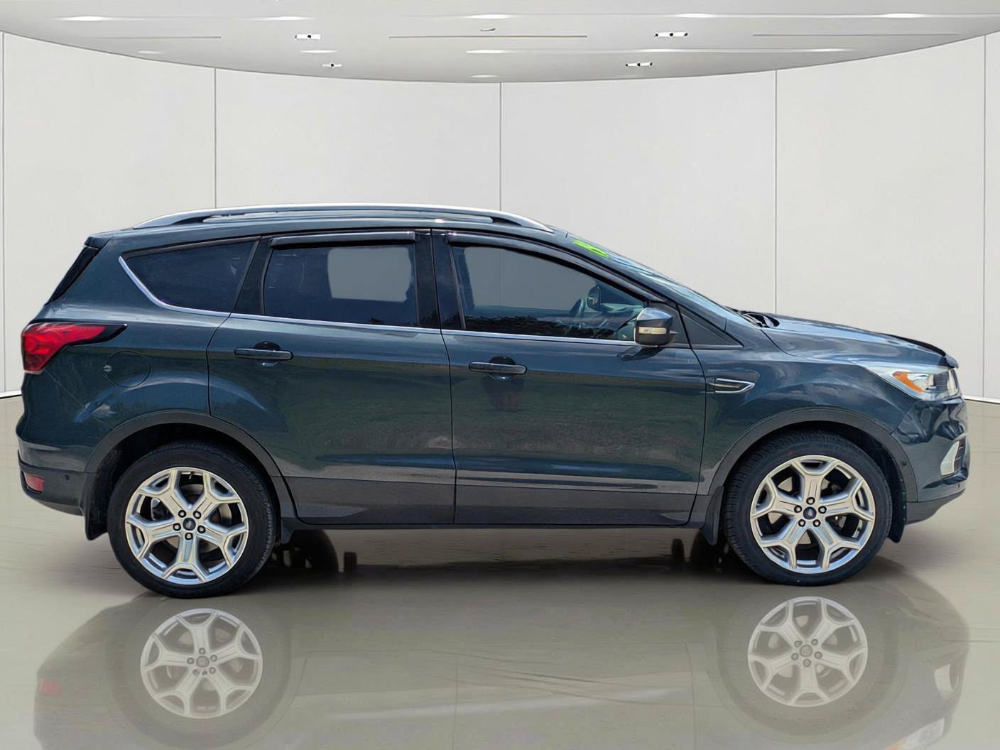 Certified 2019 Ford Escape Titanium AWD/4WD image 4