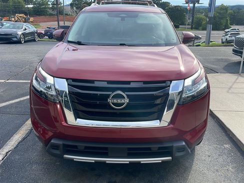 Used 2023 Nissan Pathfinder Platinum FWD image 3