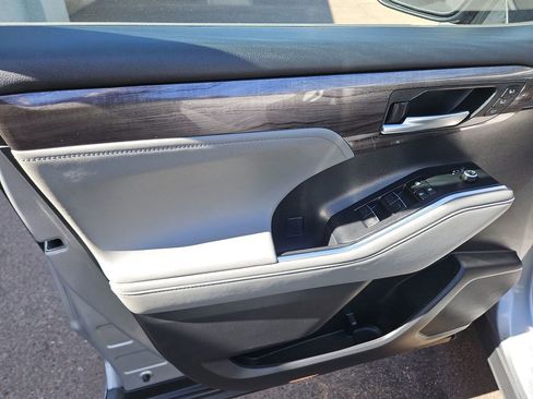 Used 2023 Toyota Highlander Limited FWD image 10
