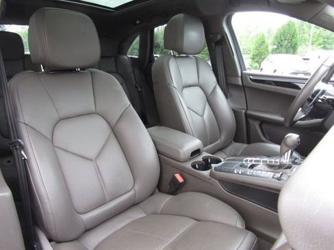 Used 2019 Porsche Macan AWD/4WD image 18