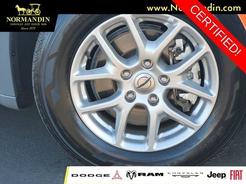 Certified 2025 Chrysler Pacifica Select FWD image 3