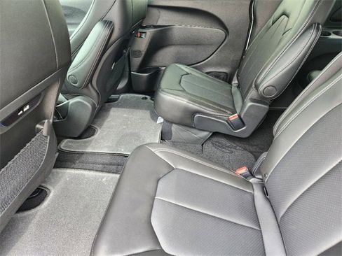 New 2025 Chrysler Pacifica Select image 18