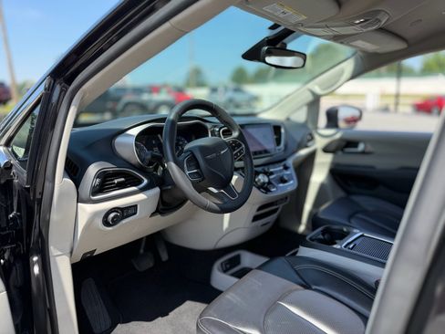 Used 2023 Chrysler Pacifica Touring-L FWD image 21