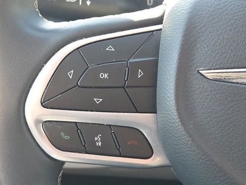 Used 2023 Chrysler Pacifica Touring-L image 41