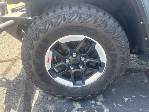 Used 2022 Jeep Wrangler Unlimited Rubicon w/ Cold Weather Group AWD/4WD image 2