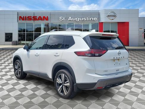 Certified 2025 Nissan Rogue SL w/ SL Premium Package FWD image 4