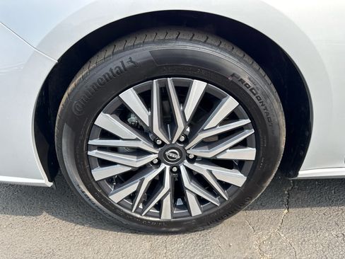 Used 2025 Nissan Altima 2.5 SV FWD image 9