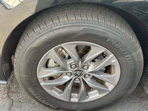 Used 2025 Toyota Sienna XLE FWD image 7