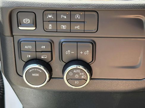 Used 2026 Chevrolet Suburban LT w/ Comfort Package AWD/4WD image 15