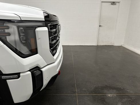 Used 2024 GMC Sierra 2500 AT4 AWD/4WD image 2