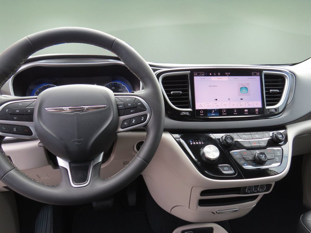 Used 2024 Chrysler Pacifica Touring-L FWD image 19