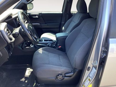 Used 2017 Toyota Tacoma TRD Off-Road AWD/4WD image 10