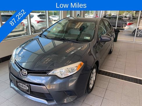 Used 2016 Toyota Corolla LE FWD image 2