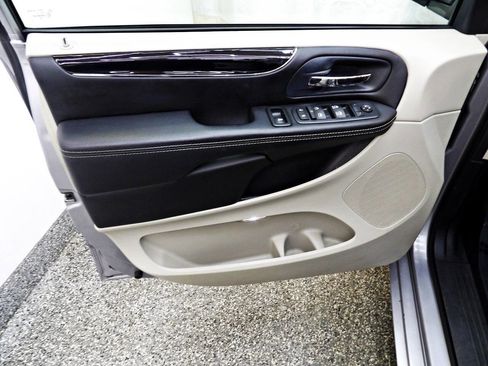 Used 2016 Dodge Grand Caravan SE image 7