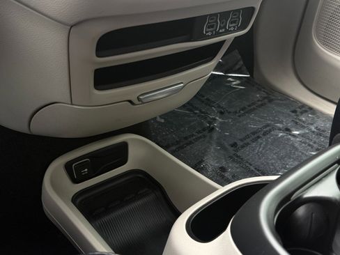 Used 2024 Chrysler Pacifica Touring-L image 45