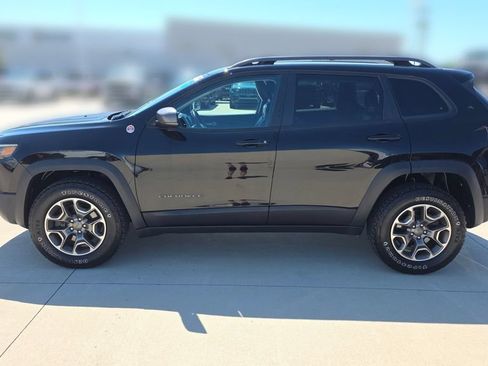 Used 2020 Jeep Cherokee Trailhawk w/ Cold Weather Group AWD/4WD image 2