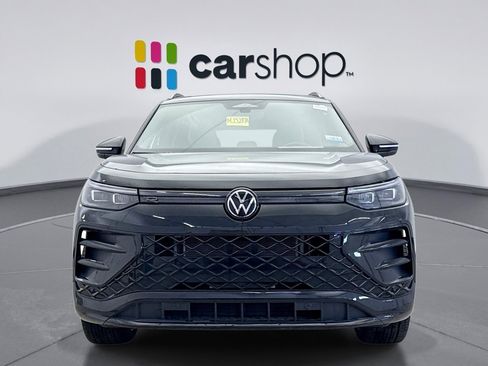 Used 2025 Volkswagen Tiguan SE R-Line AWD/4WD image 8