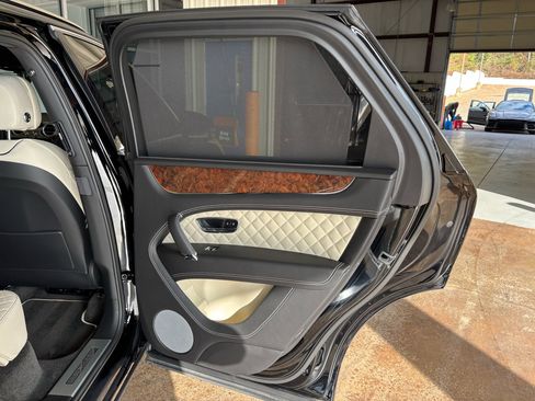 Used 2018 Bentley Bentayga Mulliner image 30