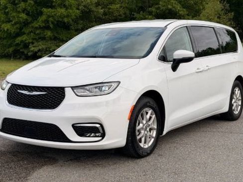 Used 2023 Chrysler Pacifica Touring-L FWD image 3