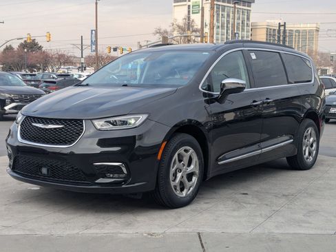 Used 2023 Chrysler Pacifica Limited w/ Uconnect Theater Family Group image 10