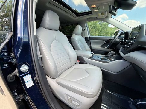 Used 2021 Toyota Highlander XLE AWD/4WD image 19