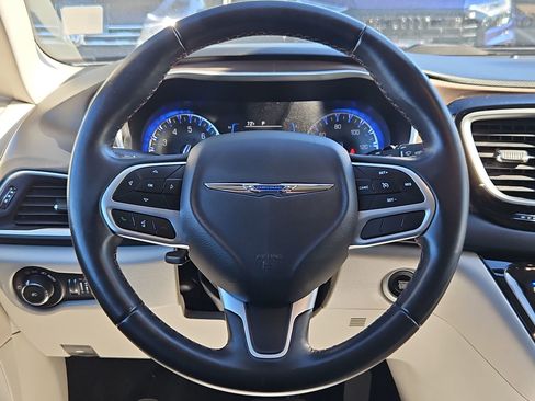 Used 2017 Chrysler Pacifica Touring-L image 14