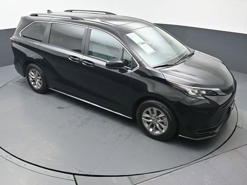 Used 2025 Toyota Sienna LE image 51