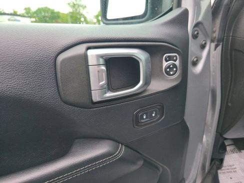 Used 2018 Jeep Wrangler Unlimited Sahara AWD/4WD image 15