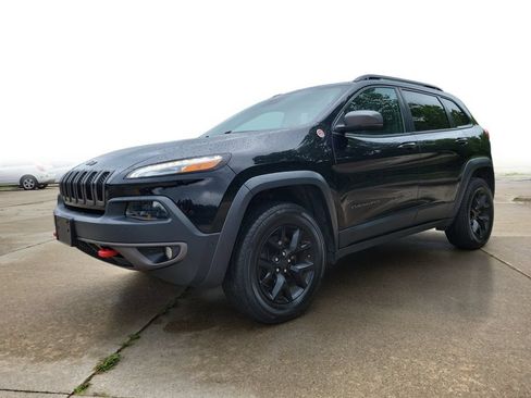 Used 2018 Jeep Cherokee Trailhawk AWD/4WD image 2