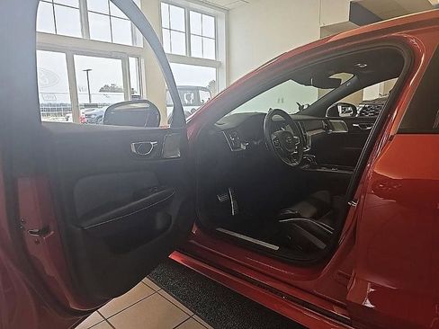 Used 2019 Volvo S60 T6 R-Design image 10