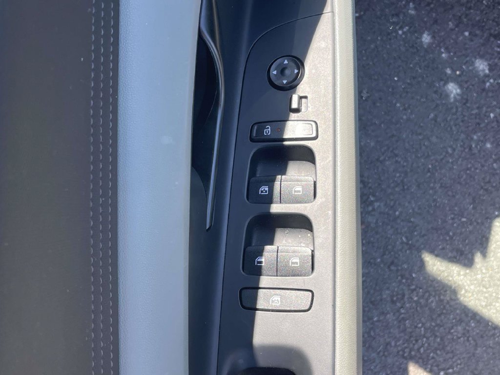 Used 2024 Hyundai Elantra Limited FWD image 16