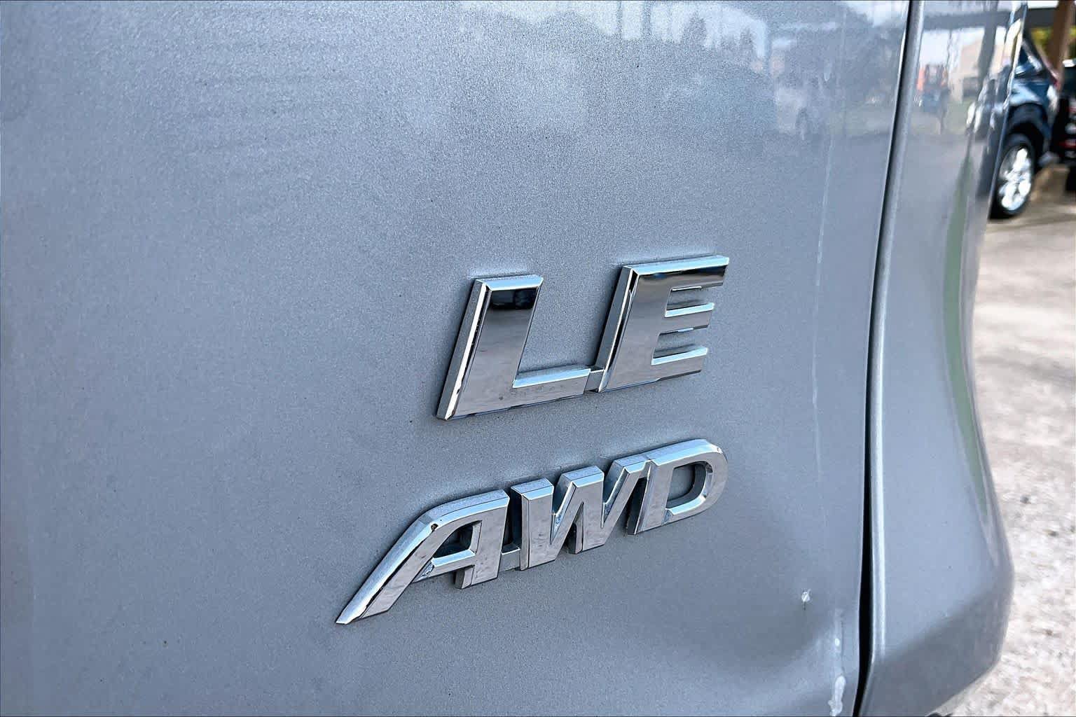 Used 2021 Toyota RAV4 LE AWD/4WD image 9