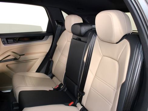 Certified 2025 Porsche Cayenne AWD/4WD image 22