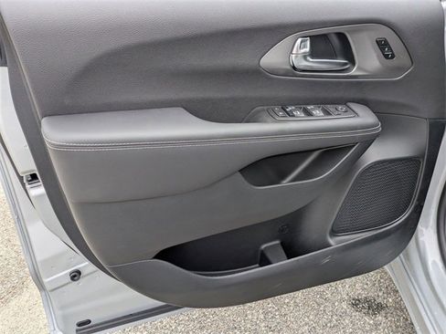 New 2026 Chrysler Pacifica Select image 10