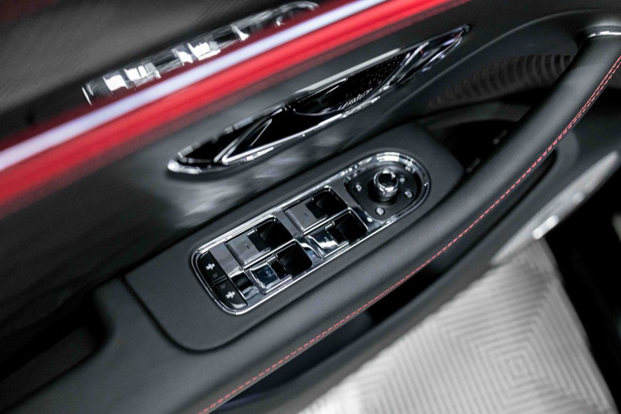 Used 2025 Bentley Flying Spur Plug-In Hybrid AWD/4WD image 36